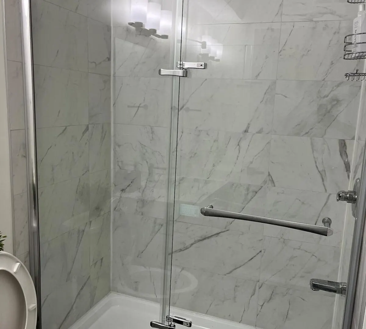 Upper Suite Haven- Near Airport Winnipeg 0*,