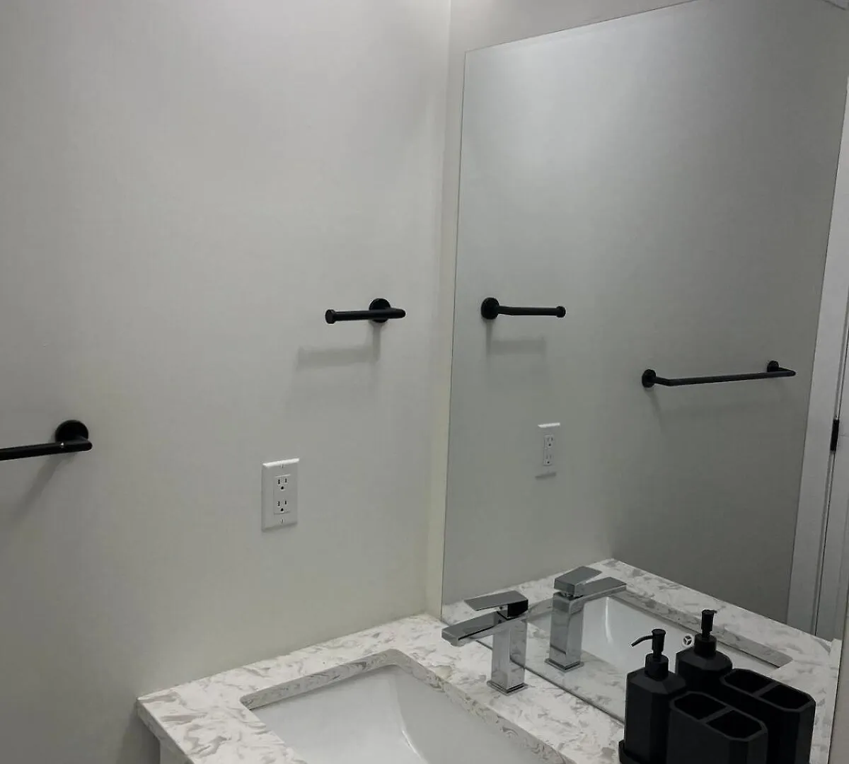 Apartment Upper Suite Haven- Near Airport Winnipeg Kanada